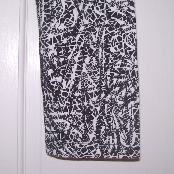 NIKE Abstract Black & White Print Cropped LEGGINGS *Cotton Spandex* - Picture 4 of 8